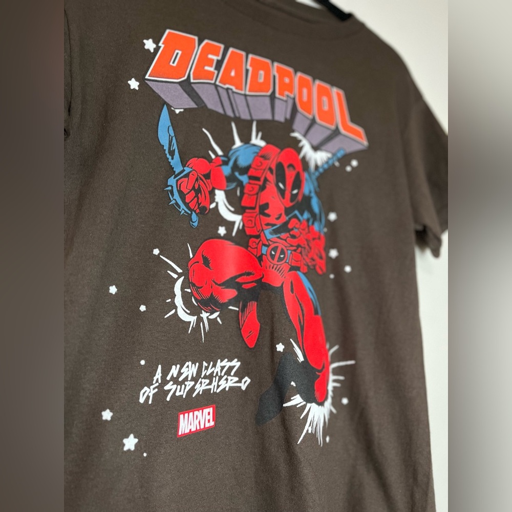 CVLA & MARVEL Collab, DEADPOOL Youth Unisex Sz M Graphic Tee NWOT - Picture 2 of 4